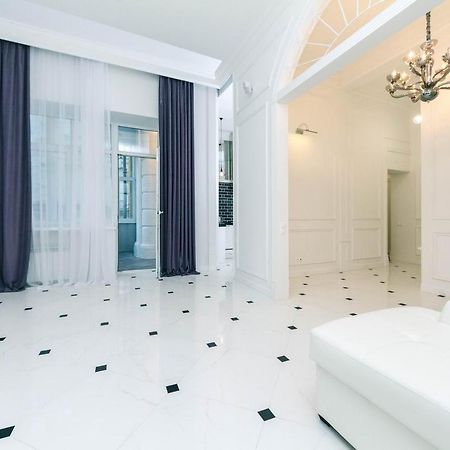 Luxury Beatiful Apartment On Pyshkinska Street キエフ エクステリア 写真