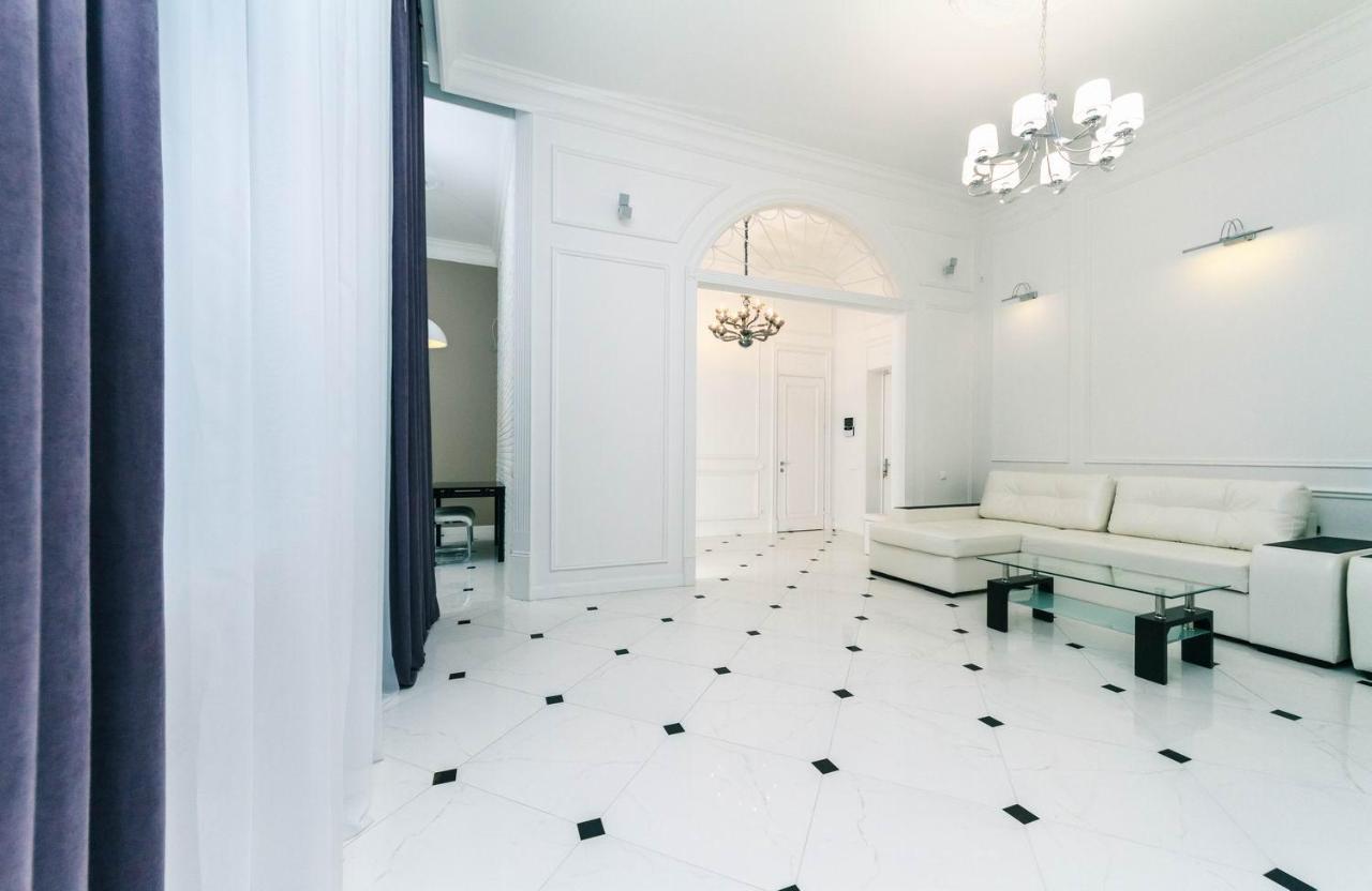Luxury Beatiful Apartment On Pyshkinska Street キエフ エクステリア 写真