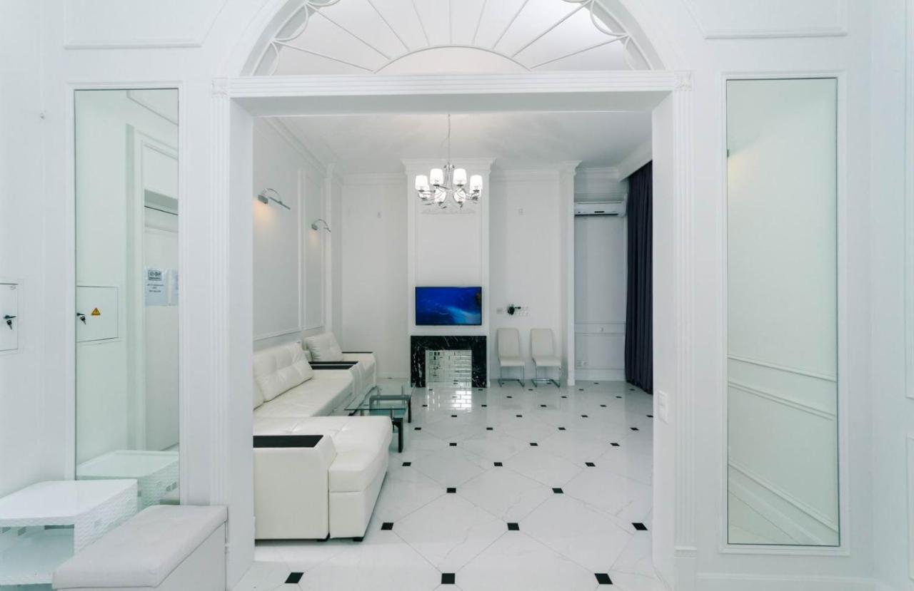 Luxury Beatiful Apartment On Pyshkinska Street キエフ エクステリア 写真