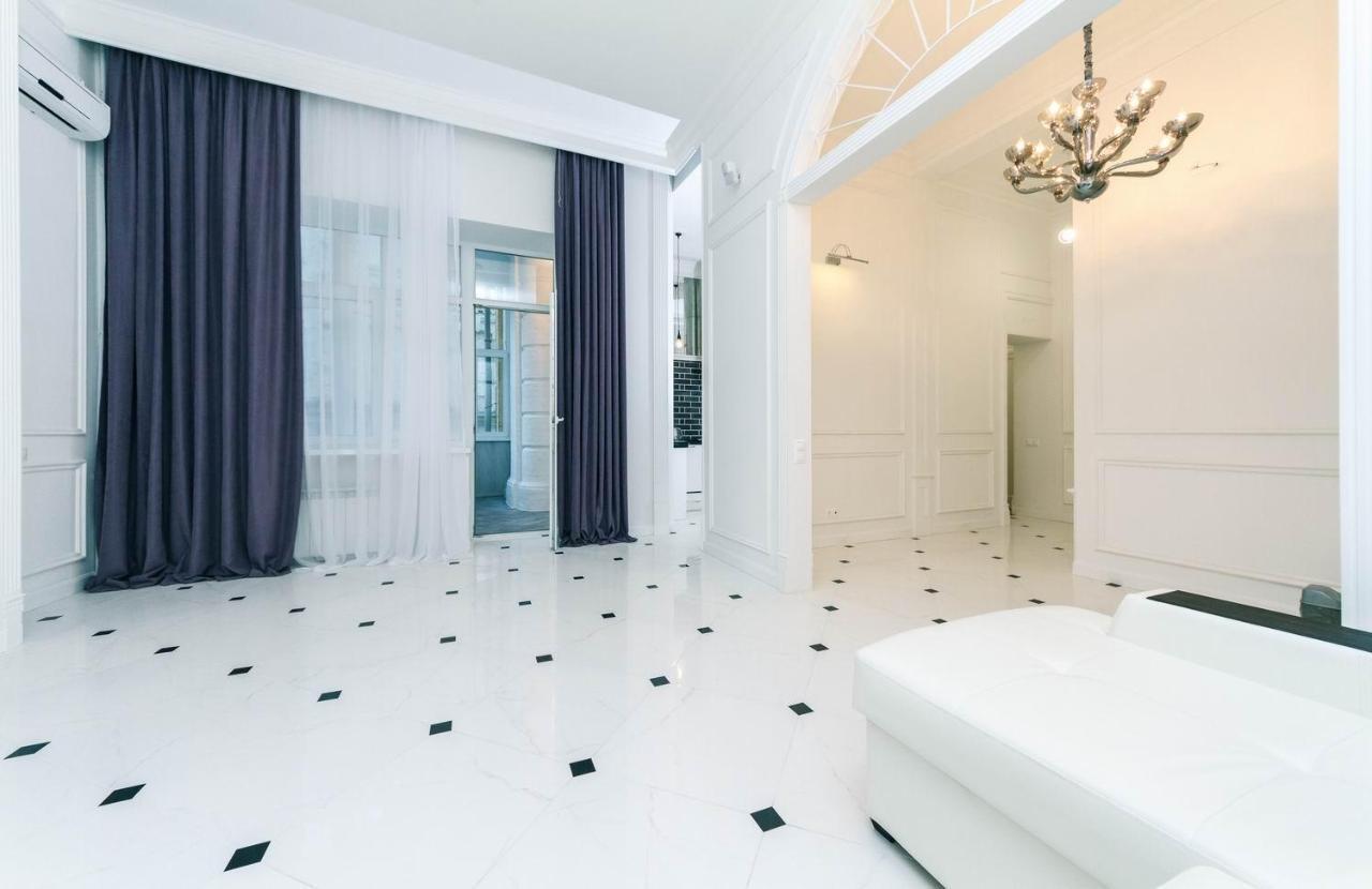 Luxury Beatiful Apartment On Pyshkinska Street キエフ エクステリア 写真