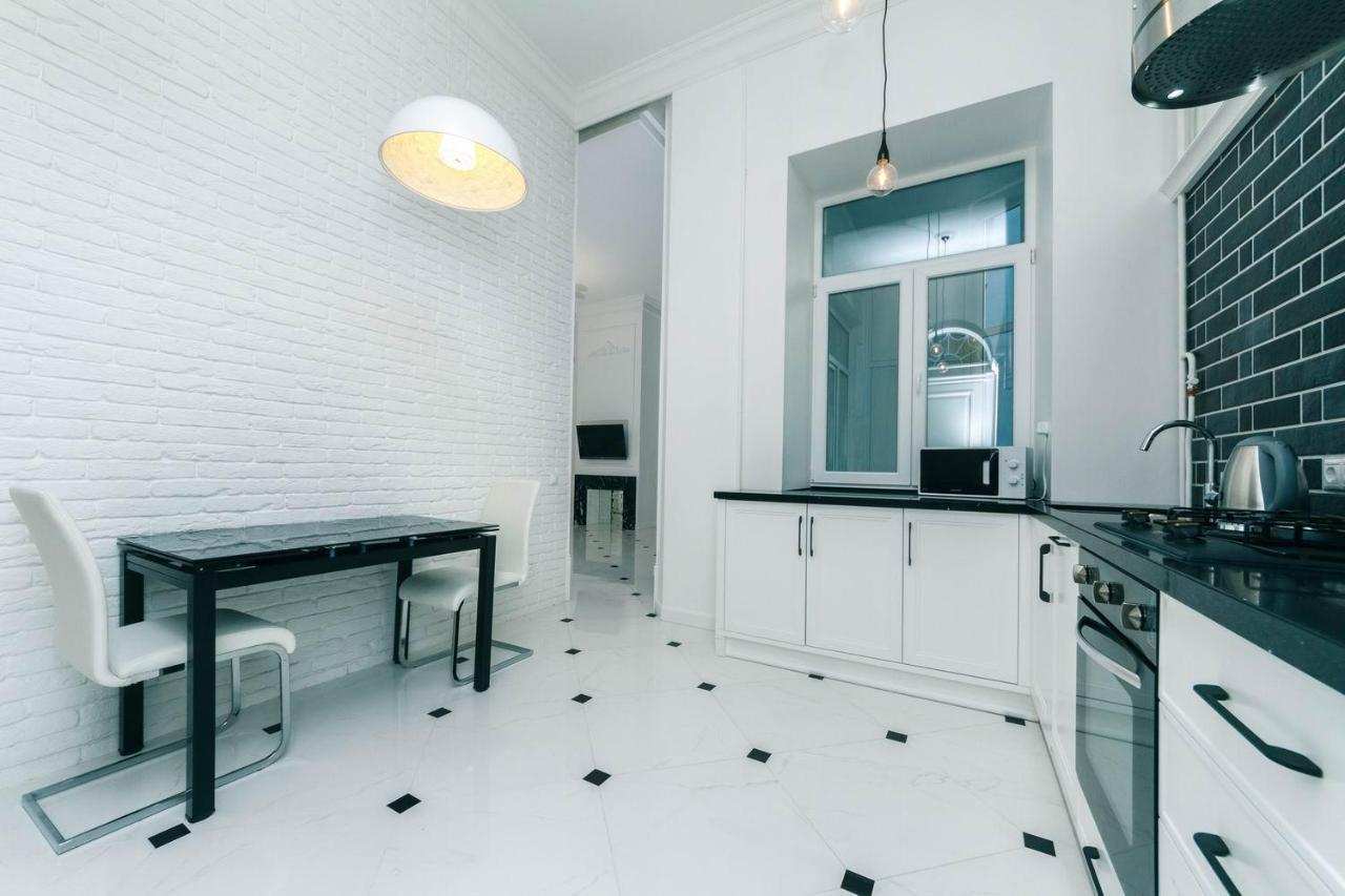 Luxury Beatiful Apartment On Pyshkinska Street キエフ エクステリア 写真