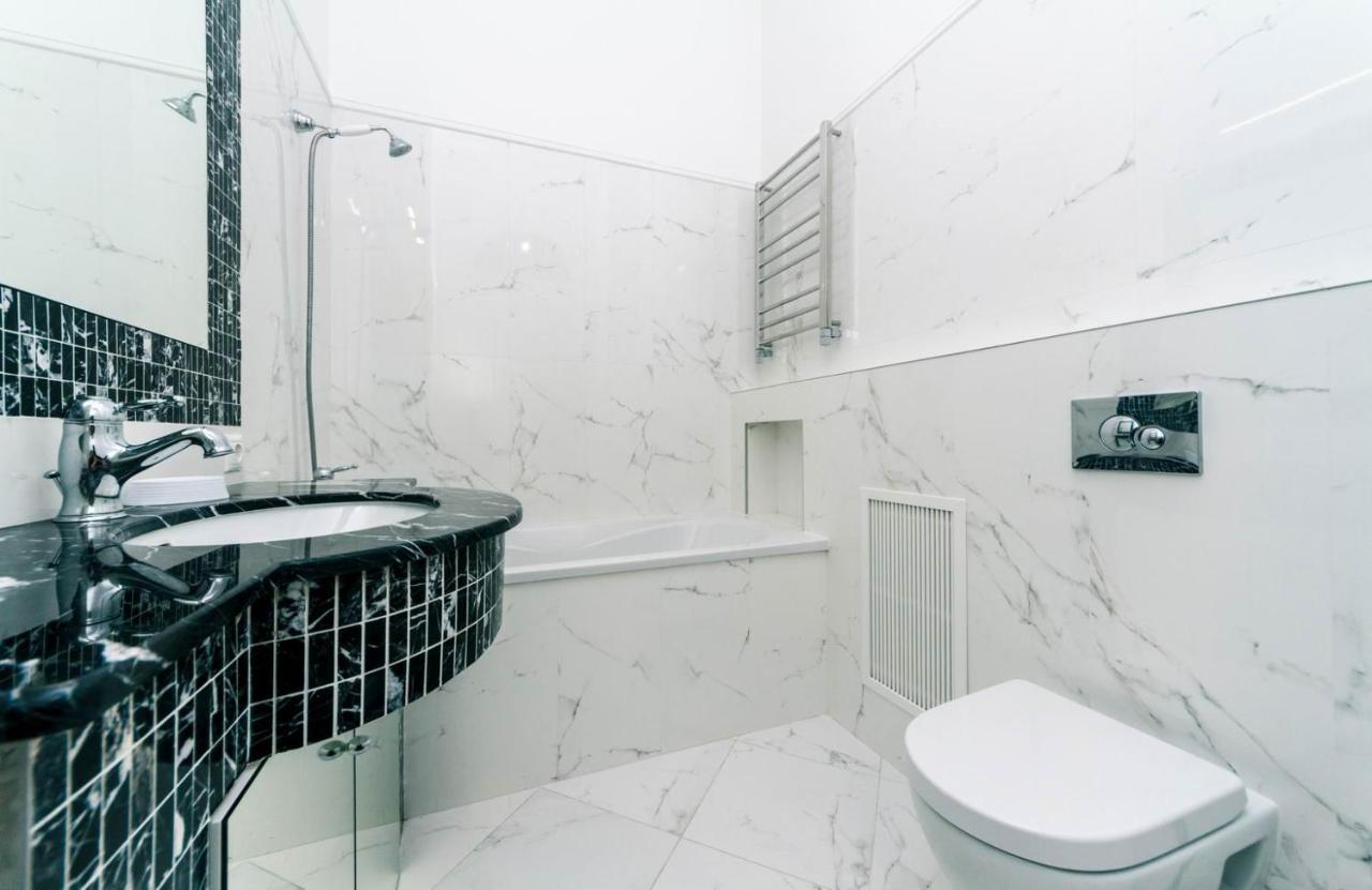 Luxury Beatiful Apartment On Pyshkinska Street キエフ エクステリア 写真
