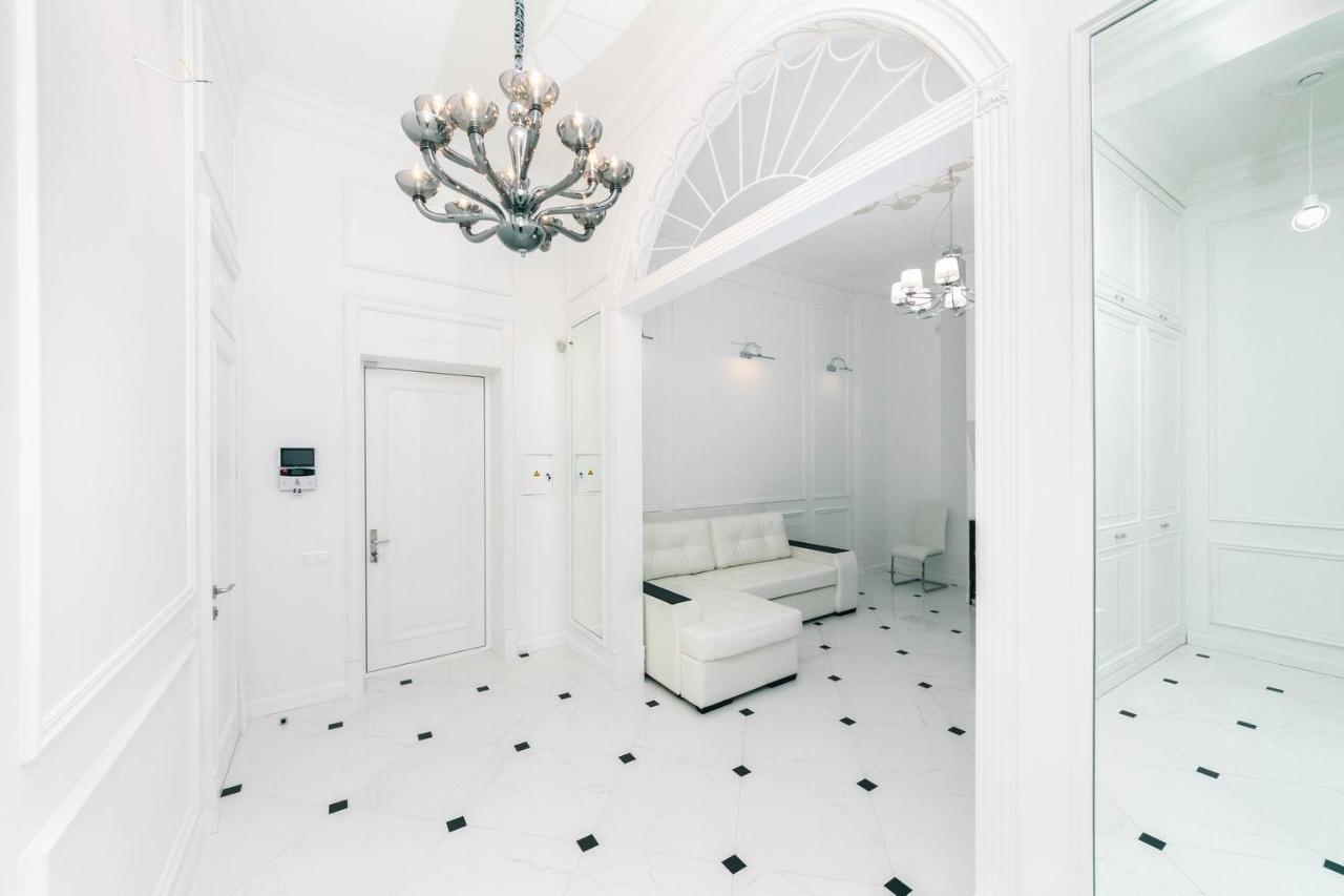 Luxury Beatiful Apartment On Pyshkinska Street キエフ エクステリア 写真